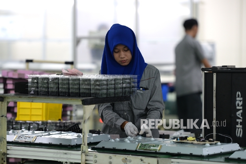  Pekerja menyelesaikan perakitan TV LED Sharp di pabrik TV LED Sharp terbaru, Karawang, Jawa Barat.  (Republika/Wihdan)