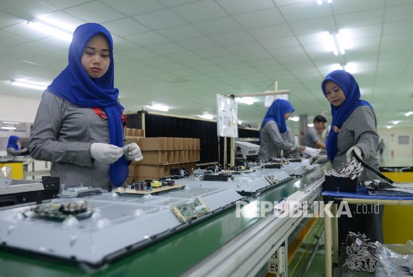 Pekerja menyelesaikan perakitan TV LED Sharp di pabrik TV LED Sharp terbaru, Karawang, Jawa Barat, Rabu (18/5). (Republika/Wihdan)