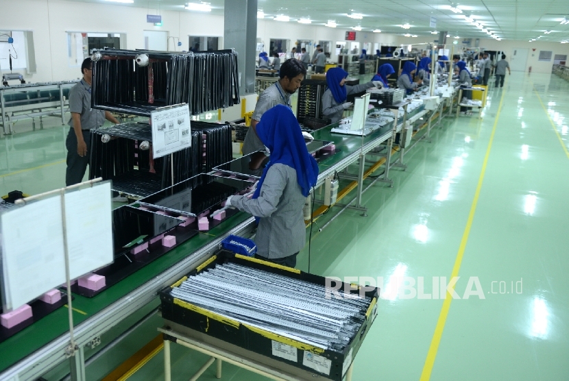 Pekerja menyelesaikan perakitan TV LED Sharp di pabrik TV LED Sharp terbaru, Karawang, Jawa Barat, Rabu (18/5).  (Republika/Wihdan)