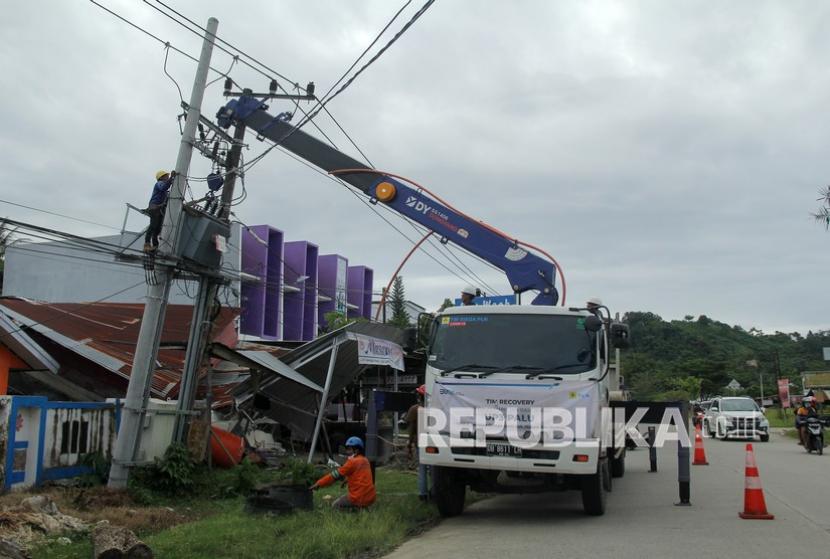 Pekerja menyelesaikan perbaikan aliran listrik di Mamuju, Sulawesi Barat, Sabtu (16/1/2021). Pihak PLN mempercepat perbaikan listrik usai gempa bumi dan memfokuskan aliran ke Rumah Sakit Setempat. 