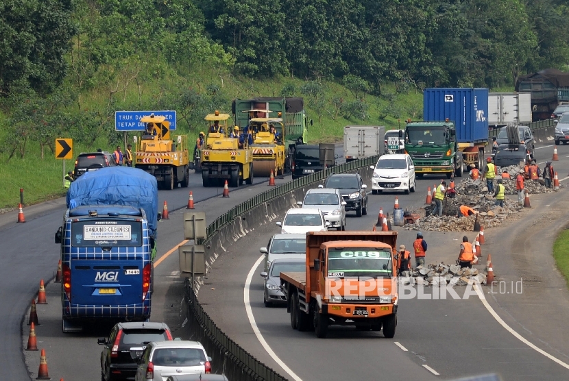 Pekerja menyelesaikan perbaikan jalan Tol Purbaleunyi km  108  di Kabupaten Purwakarta, Jabar, Selasa (14/6). (Republika/ Yasin Habibi)