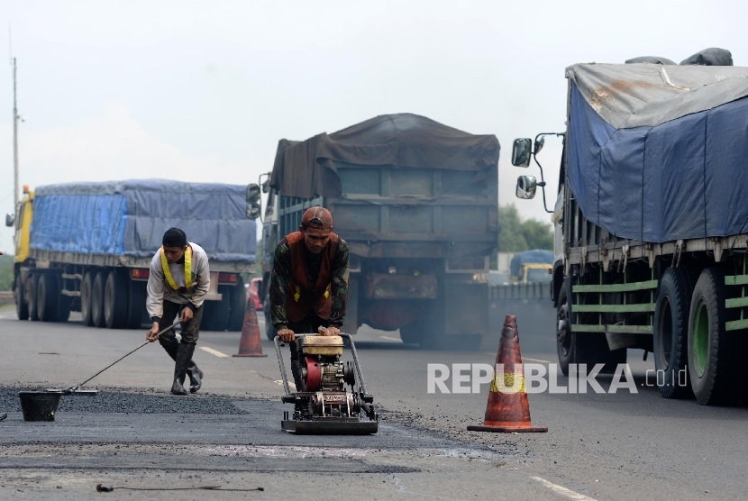 Pekerja menyelesaikan perbaikan jalan Tol Purbaleunyi km  84  di Kabupaten Purwakarta, Jabar, Selasa (14/6). (Republika/ Yasin Habibi)