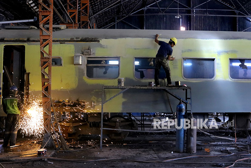 [ilustrasi] Pekerja menyelesaikan perbaikan kereta di Balai Yasa Surabaya Gubeng, Surabaya, Jawa Timur, Jumat (25/5). 