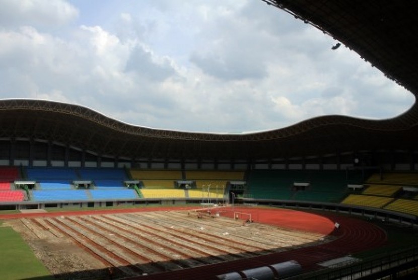 Pekerja menyelesaikan pergantian rumput lapangan Stadion Patriot Candrabhaga, di Bekasi, Jawa Barat, Selasa (20/2). Pengerjaan renovasi yang meliputi area lapangan dan sejumlah ruangan itu ditargetkan selesai pada pertengahan 2018 sehingga bisa digunakan sebagai venue Asian Games 2018. 