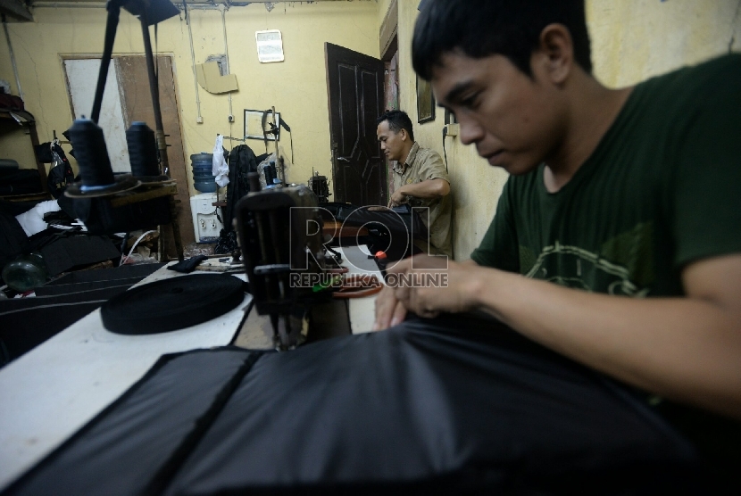 Pekerja menyelesaikan pesanan tas kamera di rumah industri tas di kawasan Manggarai, Jakarta, Jumat (13/2).