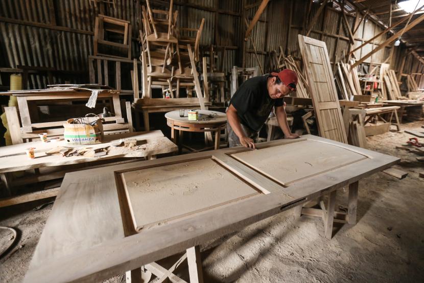 Pekerja menyelesaikan produksi furnitur di Rangkapan Jaya, Depok, Jawa Barat, Senin (26/9/2022). Indonesia berpotensi besar dalam industri furniture. Nilai ekspor industri furnitur nasional menembus 2,5 miliar dolar AS.