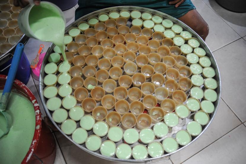 Pekerja menyelesaikan produksi kue (ilustrasi). Pemerintah Daerah Kabupaten Sigi, Sulawesi Tengah, menyediakan akses pembiayaan bagi 1.000 warga menengah ke bawah untuk mengembangkan usaha melalui KUR nol persen.