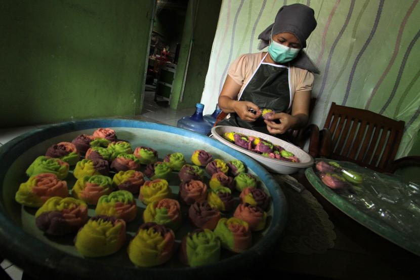 Pekerja menyelesaikan produksi kue kukus mawar di Indramayu, Jawa Barat.