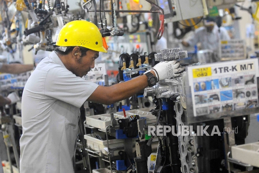 Pekerja menyelesaikan produksi mesin bensin dan etanol tipe TR di Pabrik Toyota Motor Manufacturing Indonesia (TMMIN), Sunter, Jakarta, Senin (9/5). (Republika/Agung Supriyanto )