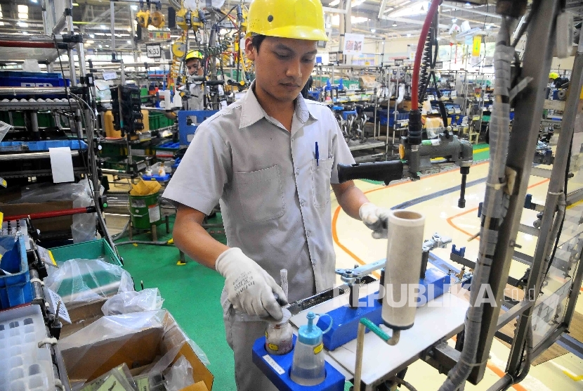 Pekerja menyelesaikan produksi mesin bensin dan etanol tipe TR di Pabrik Toyota Motor Manufacturing Indonesia (TMMIN), Sunter, Jakarta, Senin (9/5). (Republika/Agung Supriyanto)