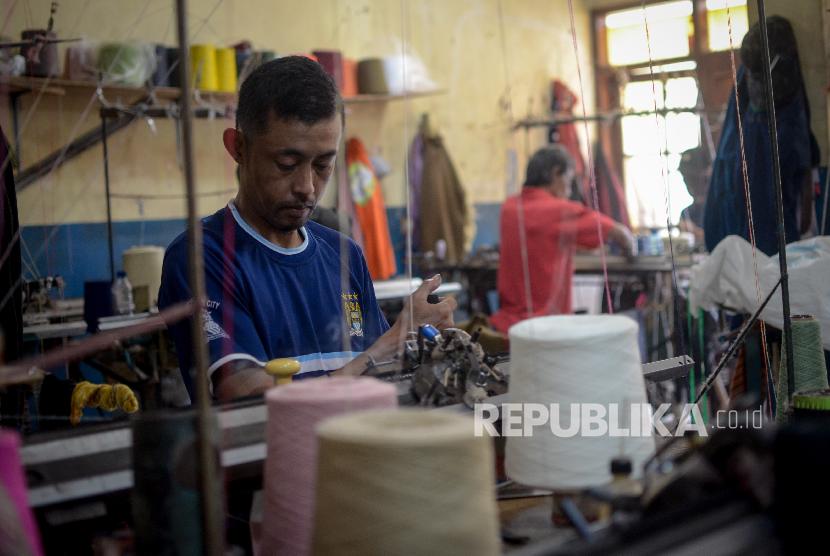 Pekerja menyelesaikan produksi pakaian rajut di Sentra Rajut Binong Jati, Bandung, Jawa Barat, Jumat (6/3). Asosiasi Pertekstilan Indonesia (API) Jawa Barat (Jabar) menyatakan tidak semua oeprasi industri tekstil dihentikan.