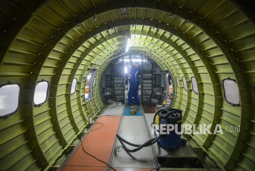 Pekerja menyelesaikan produksi pesawat CN235-220 Maritime Patrol Aircraft untuk Senegal Air Force di Hanggar PT Dirgantara Indonesia, Bandung, Jawa Barat, Rabu (9/1/2019). 