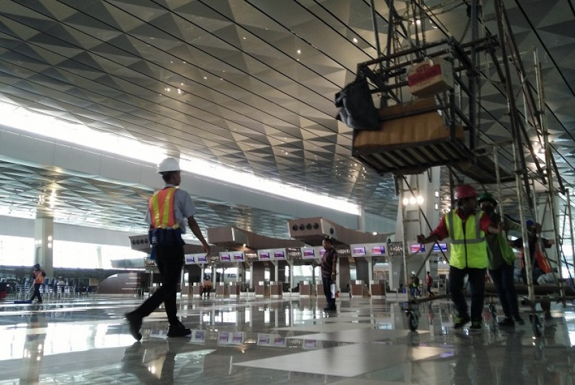 Pekerja menyelesaikan proses pembangunan Terminal 3 Ultimate Bandara Soekarno-Hatta