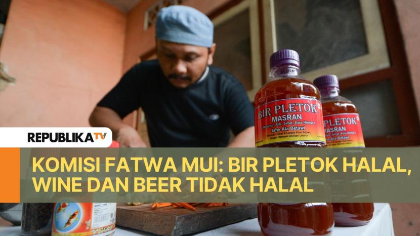 Pekerja menyelesaikan proses pembuatan bir pletok di rumah produksi bir pletok Masran Jalan Casablanca Raya No. 34, Jakarta, Jumat (27/9/2019). Minuman jahe ala betawi tersebut merupakan salah satu cagar budaya yang sudah ada sejak jaman Belanda. 