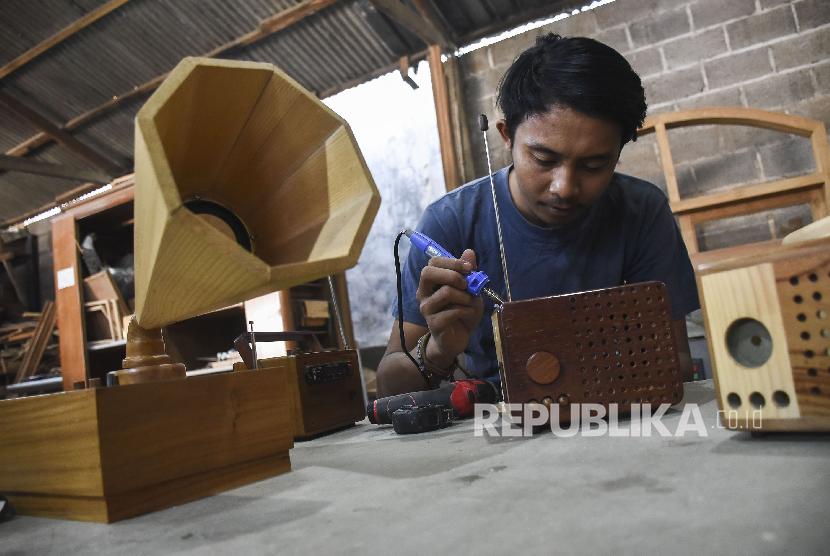 Pekerja menyelesaikan proses pembuatan radio kayu di workshop Kai Wooden Art, Jalan Tampomas, Kota Bandung, Selasa (2/7). Penyaluran KUR tahun 2019, sampai dengan 31 Mei 2019 sudah mencapai Rp 65,5 triliun, atau sekitar 47 persen dari target tahun 2019 sebesar Rp 140 triliun. 