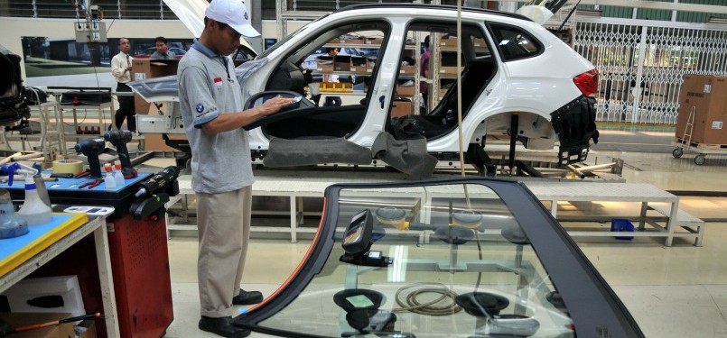 Pekerja menyelesaikan proses perakitan mobil BMW seri 5 di Perakitan Gaya Motor di Sunter, Jakarta, Rabu (14/12). (Republika/Wihdan Hidayat)