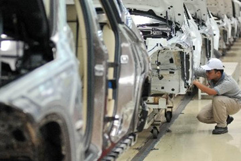 Pekerja menyelesaikan proses perakitan mobil BMW seri 5 di Perakitan Gaya Motor di Sunter, Jakarta, Rabu (14/12). 