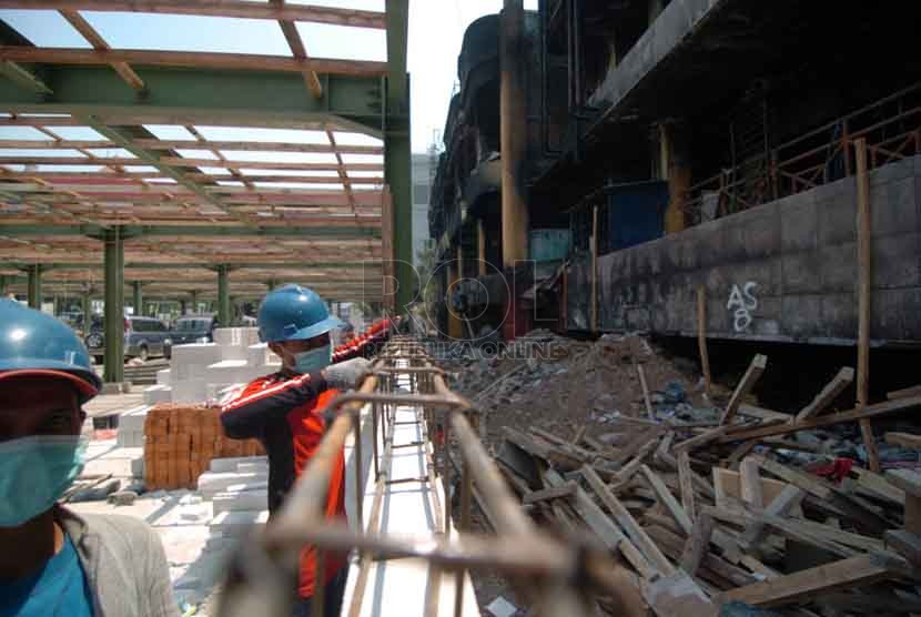 Pekerja menyelesaikan proses revitalisasi Pasar Senen, Jakarta Pusat, Kamis (25/9). (Republika/Raisan Al Farisi)