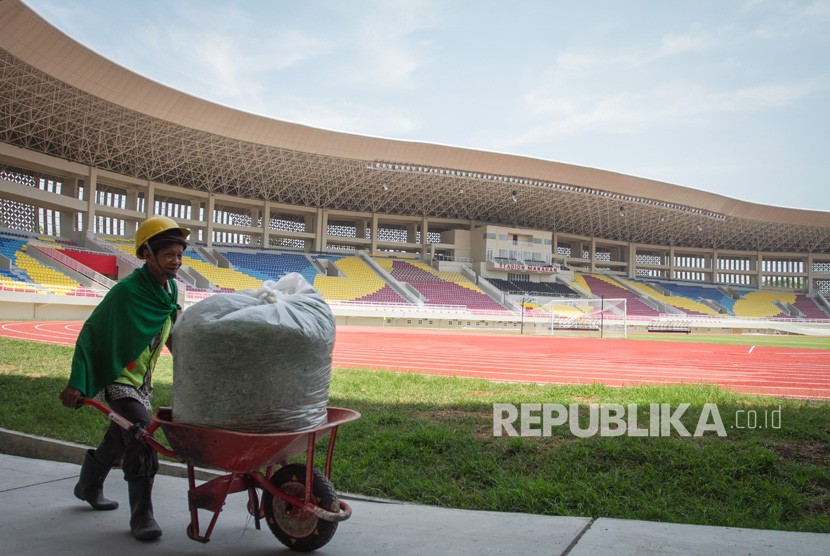 Pekerja menyelesaikan proses tahap akhir proyek renovasi Stadion Manahan, Solo, Jawa Tengah, Jumat (27/9/2019). 