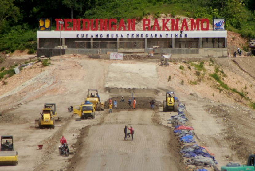 Pekerja menyelesaikan proyek Bendungan Raknamo di desa Raknamo, Kabupaten Kupang, NTT Selasa, (10/1).