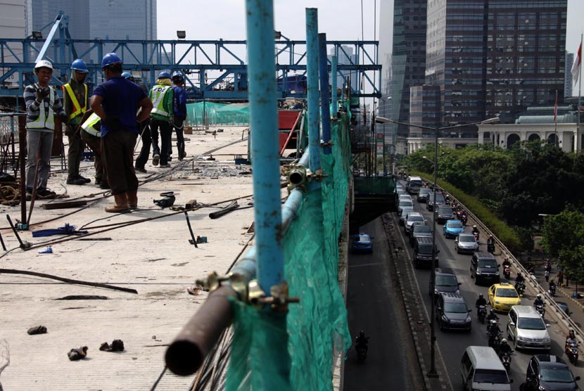   Pekerja menyelesaikan proyek Jalan Layang Non Tol (JLNT) Kampung Melayu - Tanah Abang, Jakarta, Senin (25/11). (Republika/Yasin Habibi)