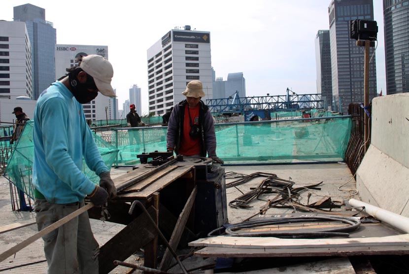   Pekerja menyelesaikan proyek Jalan Layang Non Tol (JLNT) Kampung Melayu - Tanah Abang, Jakarta, Senin (25/11). (Republika/Yasin Habibi)