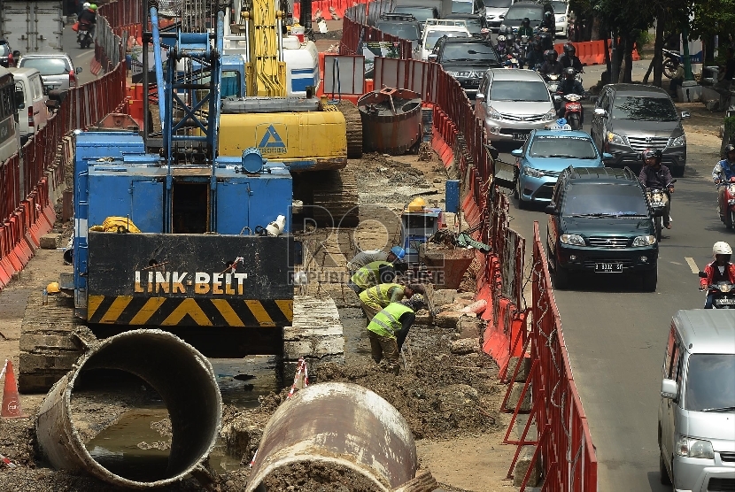 Pekerja menyelesaikan proyek jalan layang Transjakarta Koridor XIII rute Kapten Tendean-Blok M-Ciledug di Jalan Kapten Tendean, Jakarta Selatan, Senin (30/3).  (Republika/Raisan Al Farisi)