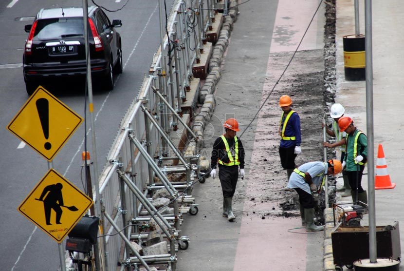 Pekerja menyelesaikan proyek mass rapid transit (MRT) di Jalan MH. Thamrin, Jakarta Pusat, Senin (14/4).