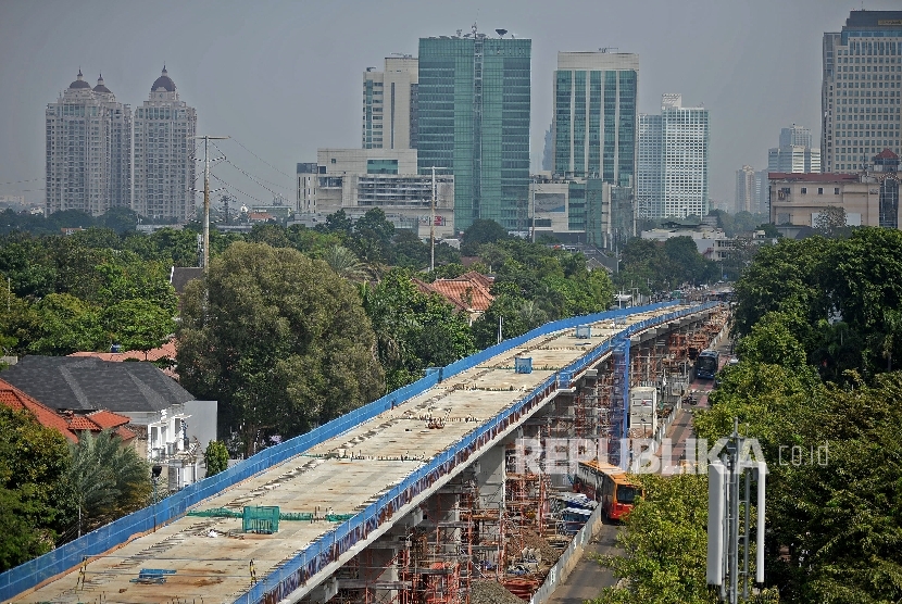 Pekerja menyelesaikan proyek mass rapid transit (MRT) Jakarta, Selasa (24/1).