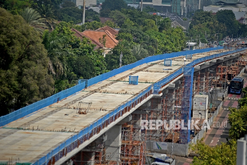 Pekerja menyelesaikan proyek Mass Rapid Transit (MRT) Jakarta, Selasa (24/1).