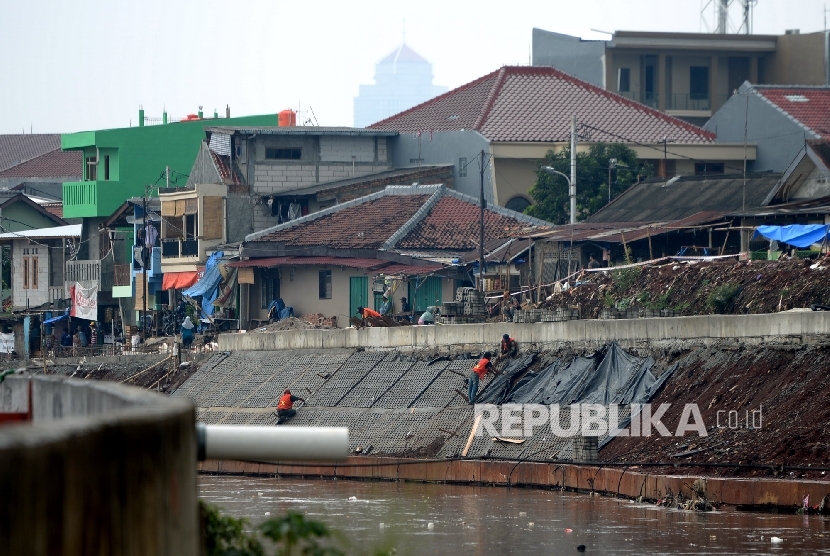  Pekerja menyelesaikan proyek normalisasi Sungai Ciliwung di Bukit Duri, Jakarta, Jumat (10/2). 
