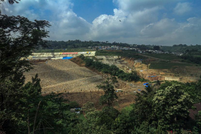 Pekerja menyelesaikan proyek pembangunan Bendungan Ciawi dan Sukamahi di Ciawi, Kabupaten Bogor, Jawa Barat, Selasa (10/5/2022). Kementerian Pekerjaan Umum dan Perumahan Rakyat (PUPR) menargetkan pembangunan Bendungan Kering (dry dam) Sukamahi dan Ciawi bisa rampung Agustus 2022.