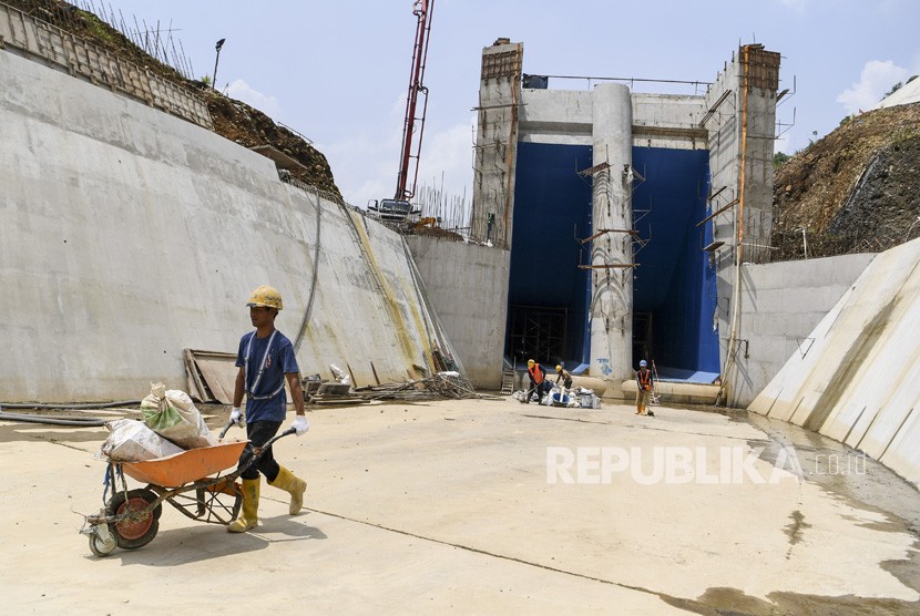 Pekerja menyelesaikan proyek pembangunan Bendungan Ciawi di Bogor, Jawa Barat. Pembangunan Bendungan Ciawi dan Sukamahi di Kabupaten Bogor, Jawa Barat sudah rampung hingga 60 persen.