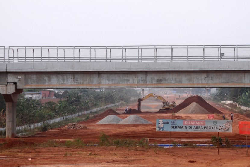 Pekerja menyelesaikan proyek pembangunan jalan Tol Cibitung-Cilincing di kawasan Cibitung, Kabupaten Bekasi, Jawa Barat, Selasa (13/8/2019). 