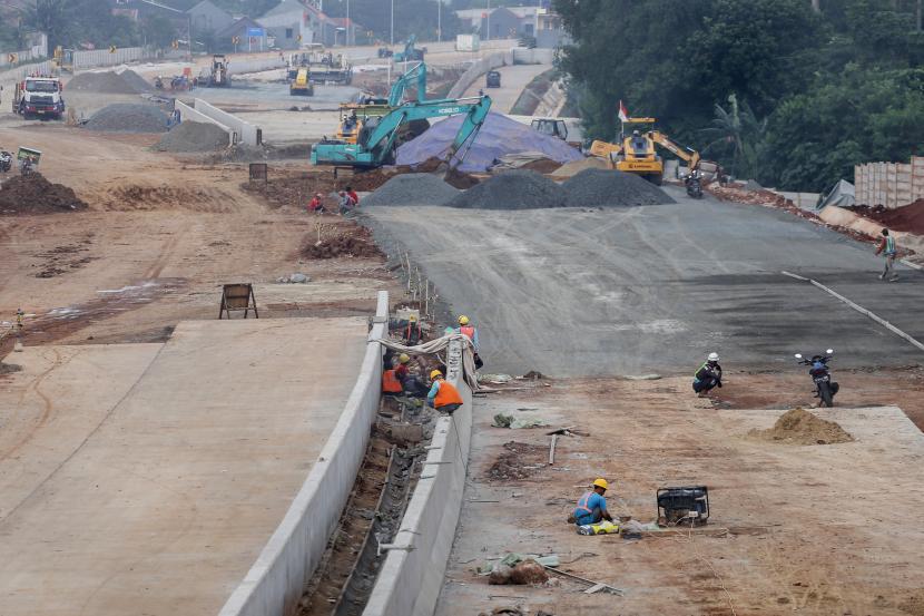 Pekerja menyelesaikan proyek pembangunan jalan Tol Cinere-Jagorawi (Cijago) Seksi 3 di Kukusan, Kota Depok, Jawa Barat, Senin (19/9/2022). n sedangkan untuk pembebasan lahan telah mencapai 90,77 persen.
