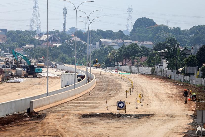 Pekerja menyelesaikan proyek pembangunan jalan Tol Cinere-Jagorawi (Cijago) di Kota Depok, Jawa Barat, Senin (19/9/2022).