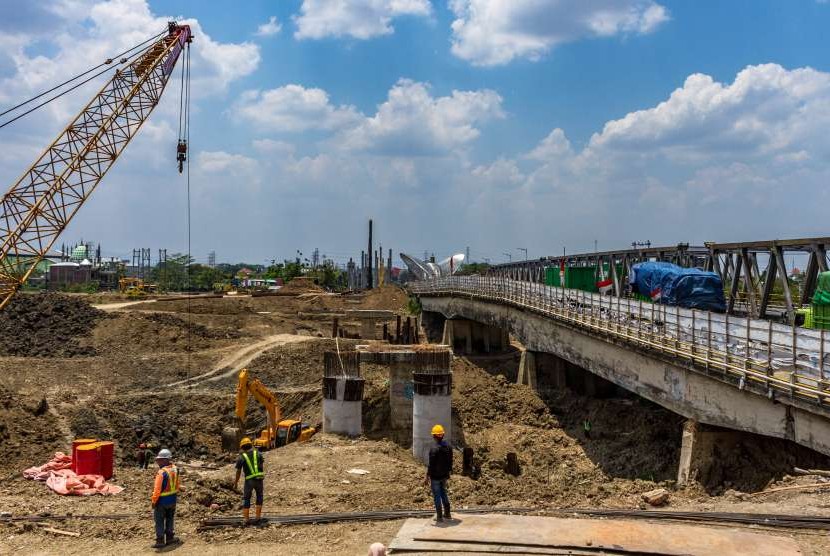 Pekerja menyelesaikan proyek pembangunan Jembatan Kolonel Sunandar atau Tanggulangin di jalur pantura Demak, Jawa Tengah, Rabu (12/9).