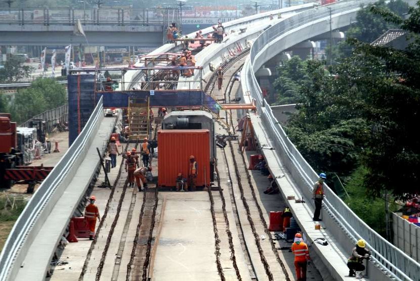 Pekerja menyelesaikan proyek pembangunan Light Rail Transit (LRT) Jakarta-Bogor-Depok-Bekasi (Jabodebek) di Jakarta Timur, Rabu (15/8).