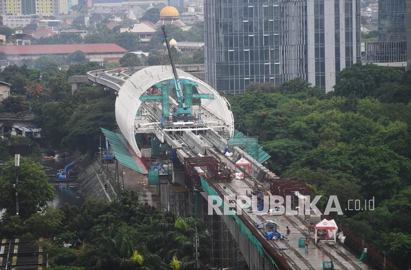 Pekerja menyelesaikan proyek pembangunan LRT Jabodebek di Jakarta, Jumat (4/12/2020). Pemerintah akan meningkatkan keterlibatan swasta dalam pendanaan proyek strategis nasional (PSN).