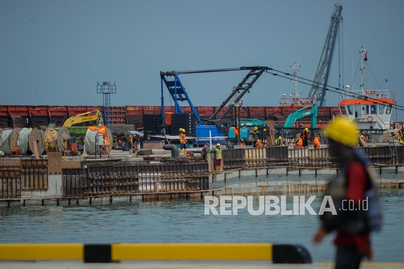 Pekerja menyelesaikan proyek pembangunan Pelabuhan Patimban, Kabupaten Subang, Jawa Barat, Rabu (18/11/2020). Menhub Budi Karya Sumadi pastikan Jepang berkomitmen mendanai empat proyek RI. Ilustrasi.