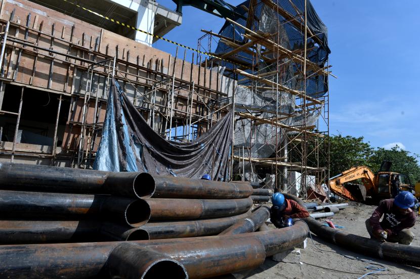 Pekerja menyelesaikan proyek pembangunan Pelabuhan Sanur di Denpasar, Bali, Sabtu (4/6/2022). Progres pembangunan Pelabuhan Sanur tersebut saat ini telah mencapai 81 persen dan ditargetkan akan selesai pada bulan September mendatang. 