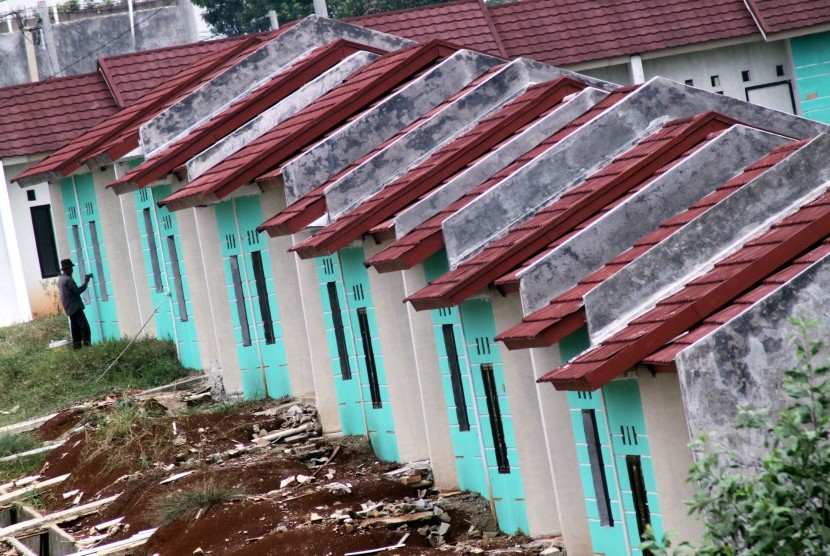 Pekerja menyelesaikan proyek pembangunan perumahan bersubsidi di Bojong Gede, Kabubaten Bogor, Jawa Barat , Senin (4/9). 