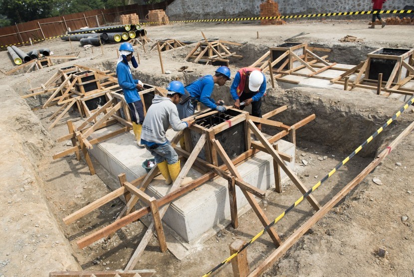 Pekerja menyelesaikan proyek pembangunan pipa gas open access baru di Matering Station Pertamina Gas (Pertagas) di Kawasan Industri Medan (KIM), Deli Serdang, Medan, Sumatera Utara, Rabu (24/6). (Antara/M Agung Rajasa)