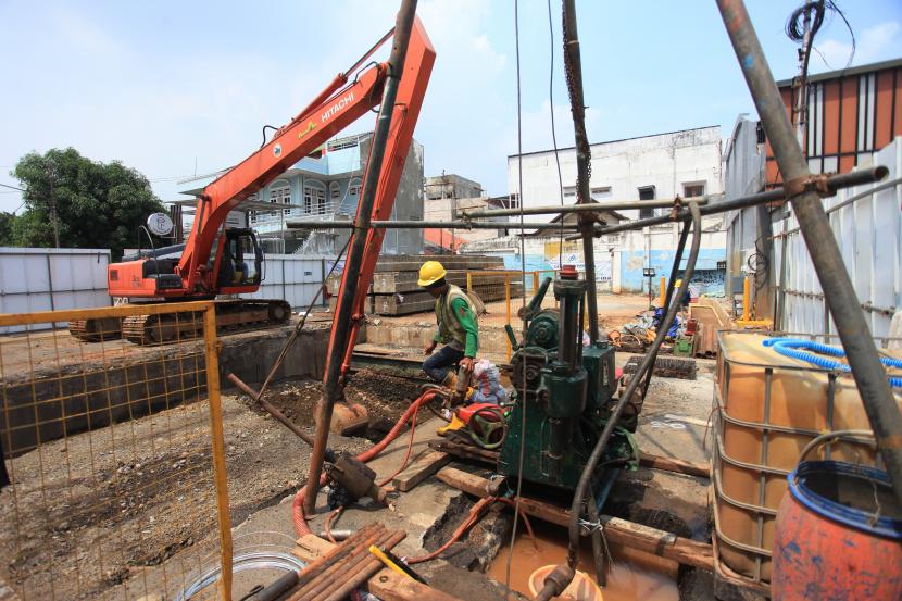 Pekerja menyelesaikan proyek pembangunan sodetan Kali Ciliwung ke Kanal Banjir Timur (KBT) di Jakarta. Sebanyak 23 kepala keluarga terdampak proyek sodetan Ciliwung direlokasi ke rusunawa.