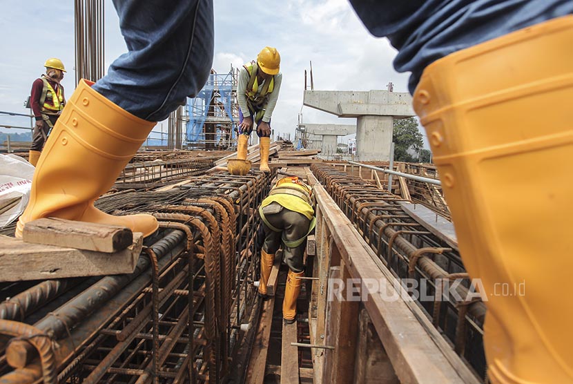 Pekerja menyelesaikan proyek pembangunan Stasiun mass rapid transit (MRT) Lebak Bulus, Jakarta, Rabu (1/2). Pembangunan konstruksi mass rapid transit (MRT) Jakarta dipercepat agar dapat beroperasi sesuai dengan target, yakni pada bulan Maret 2019.