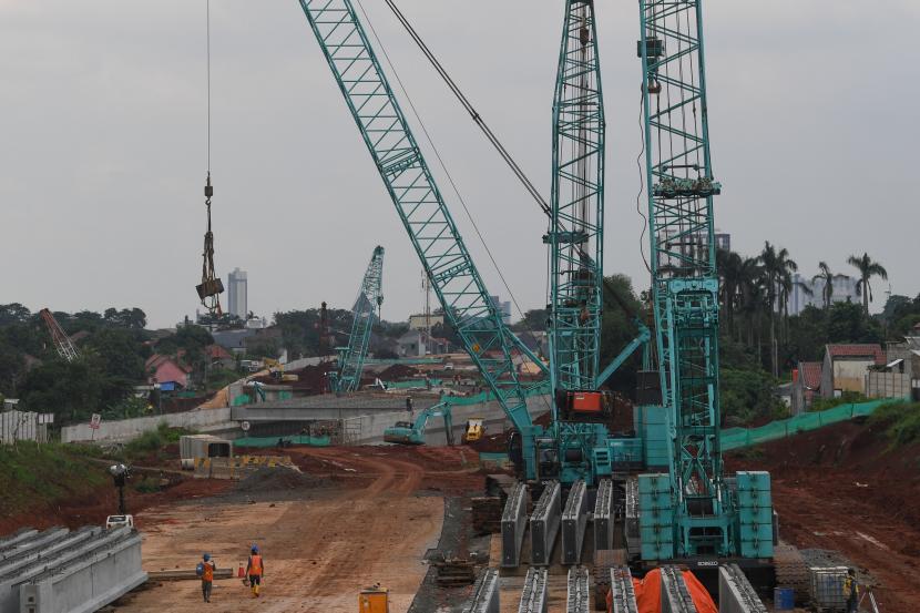 Pekerja menyelesaikan proyek pembangunan Tol Cinere -Jagorawi (Cijago) Seksi III di Beji, Kota Depok, Jawa Barat, Jumat (10/6/2022).