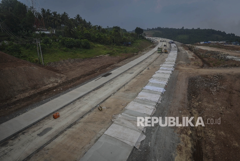  Pekerja menyelesaikan proyek pengerjaan jalan tol lintas Sumatera di Kawasan Bakauheni, Lampung, Sumatera Selatan, Senin (5/6).