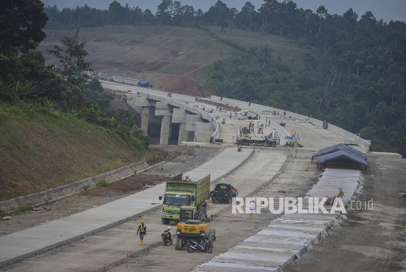  Pekerja menyelesaikan proyek pengerjaan jalan tol lintas Sumatera di Kawasan Bakauheni, Lampung, Sumatera Selatan, Senin (5/6).