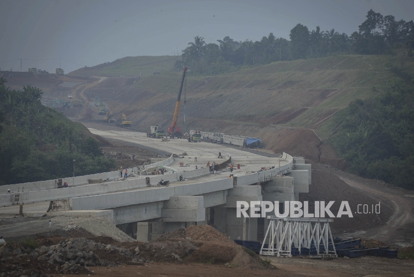  Pekerja menyelesaikan proyek pengerjaan jalan tol lintas Sumatera di Kawasan Bakauheni, Lampung, Sumatera Selatan, Senin (5/6). 