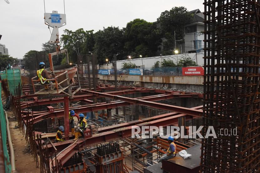 Pekerja menyelesaikan proyek revitalisasi Taman Ismail Marzuki (TIM) di Jakarta.